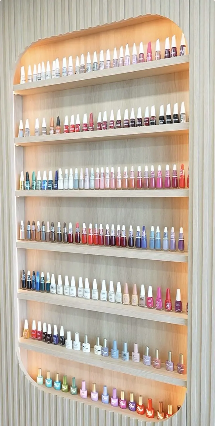 Parede de esmaltes do salão
