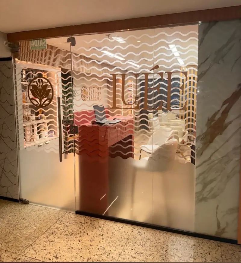 Fachada de vidro do LUÉE Beauty Salon em Casa Caiada, Olinda