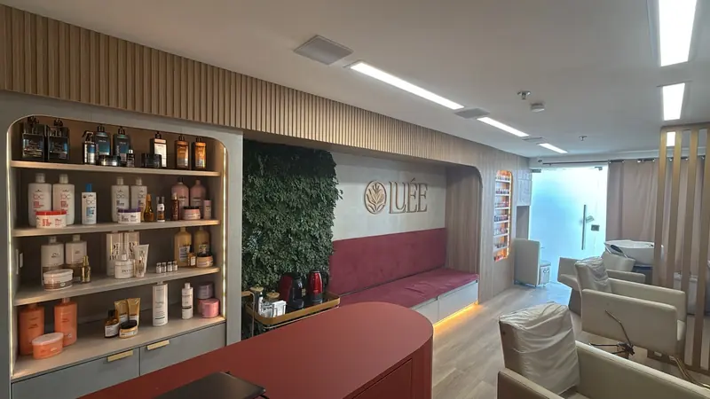 Interior do salão com a recepção e a prateleira de produtos